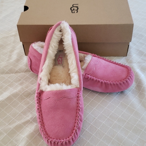 UGG Shoes - UGG w/Scalloped Moccasins - Size 7